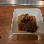 焼肉うしごろ - ポン酢の中に、網の鉄板で調理した鹿児島県産のA5黒毛和牛大判サーロインを入れた様子・その2です。