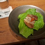 焼肉うしごろ - サンチュの上に、赤味噌と網の鉄板で調理した鹿児島県産のA5黒毛和牛大判サーロインをのせた様子です。