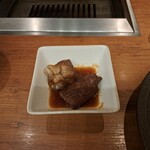焼肉うしごろ - ポン酢の中に、網の鉄板で調理した鹿児島県産のA5黒毛和牛大判サーロインを入れた様子・その3です。