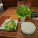 焼肉うしごろ - うしごろサラダ、魚沼産コシヒカリご飯、サンチュ、赤味噌です。