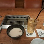 焼肉うしごろ - ジンジャーエール、お冷と濃厚コラーゲンのコムタンスープです。