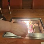 焼肉うしごろ - 網の鉄板で、鹿児島県産のA5黒毛和牛大判サーロインを焼く様子のその5です。