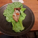 焼肉うしごろ - サンチュの上に調理後の牛脂と赤味噌、網の鉄板で調理した鹿児島県産のA5黒毛和牛大判サーロインをのせた様子です。