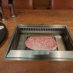 焼肉うしごろ - 網の鉄板で、鹿児島県産のA5黒毛和牛大判サーロインを焼く様子のその2です。