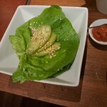 焼肉うしごろ - うしごろサラダと、赤味噌です。