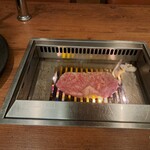 焼肉うしごろ - 網の鉄板で、鹿児島県産のA5黒毛和牛大判サーロインを焼く様子のその4です。