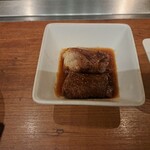 焼肉うしごろ - ポン酢の中に、網の鉄板で調理した鹿児島県産のA5黒毛和牛大判サーロインを入れた様子・その1です。