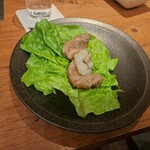 焼肉うしごろ - サンチュの上に、調理後の牛脂と網の鉄板で調理した鹿児島県産のA5黒毛和牛大判サーロインをのせた様子・その1です。