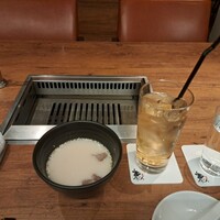 焼肉うしごろ 西麻布本店 - ジンジャーエール、お冷と濃厚コラーゲンのコムタンスープです。