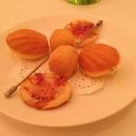 ハーブ入りのマドレーヌ、フォアグラのクロケット、1口ピザ