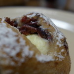 坪屋 - 濃厚な北海道産クリームチーズが、クランベリーの甘酸っぱさと溶け合います。