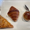 ベーカリー ピカソ - 料理写真:発酵バター薫るクロワッサン、アップルパイ、石窯レーズンパン