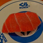 無添くら寿司 - 本まぐろ大トロ (税込)390円 ※角度を変えて  (2024.01.21)