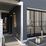 炭火焼肉 久 - お店外観。さり気なさすげて通り過ぎた笑