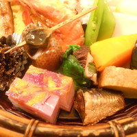 赤坂とゝや魚新 - 下は豊富な惣菜類