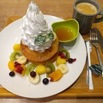 チャワン - パンケーキのフルーツサンドホイップタワー＋ブレンドコーヒー！