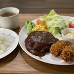 Amour Wan Cafe - 料理写真:ハンバーグ＆カキフライ