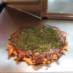Okonomiyaki Kiji - 豚玉に白コショウと青海苔をかけて