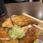 元祖豚丼屋TONTON - このくらいの豚バラが8枚