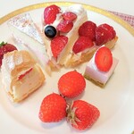 THE TERRACE - いちごのパリブレスト、いちごのビクトリアケーキ、あまおうレアチーズケーキ、あまおうショートケーキ、あまおうタルト、あまおうとピスタチオムース、恋みのり