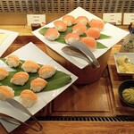 THE TERRACE - 手毬寿司:普通は一口サイズだがかなり大きく3口分くらいあるのでこれ食べたら他食べれない
