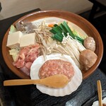 Sumou Chaya Terao - デフォの具は鶏肉、鳥ミンチ、椎茸、えのき、ニラ、ごぼう、こんにゃく、豆腐、大根、人参、白菜、油揚げ