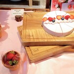 カジュアルダイニング ザ・テラス - あまおうレアチーズケーキ:植木鉢の苺も取って食べれる