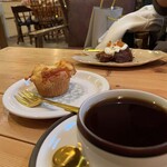 hygge - コーングラタンマフィン＋有機コーヒーのMuffinSet、奥にオレンジのガトーショコラ(2023/12)