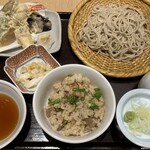 吉祥庵 - 海老と季節野菜の天そばと鶏肉の五目炊き込みご飯　1550円（税込）