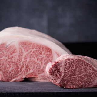 We are particular about using Kuroge Wagyu beef. High-quality Steak Teppan-yaki