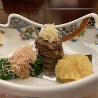 荒井屋 万國橋店 - 前菜(牛肉八幡巻き・セロリの胡麻和え・栗きんとん)、3年前は5種だったのに3種になってた。