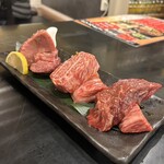 Sumibiyakiniku Gura - 三種の神器盛り