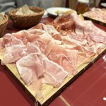 グスタヴォ - 生ハム・サラミ・加熱ハム7種盛り合わせ
      最高です！