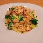 創作Bistroソワレ イタリアンとフレンチと - アーモンドとブロッコリーのペペロンチーノ