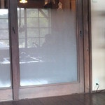 すだち - すりガラスに三線弾いてる影が映ってます。