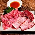 Wagyuu Horumon Ittougai Ushihachi - 肉刺し3種盛り合わせ