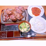 Suteki Shokudou Wanda Suteki - 牛フィレカットステーキセットに牛ロースと牛ハラミを追加。御飯、味噌汁とキムチはセルフて食べ放題。