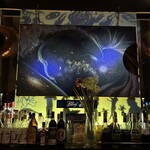 Blues'Bar Shine - カウンターの後ろには伊藤清泉さんのアート作品。
      2階のビッグムーンカフェもこのブルーズバーも、外の看板から何から伊藤清泉の作品がたくさん！