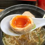 Men tetsu - 濃厚な比内地鶏の煮玉子