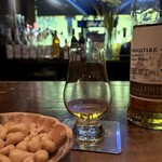 Blues'Bar Shine - グレンケアンのテイスティンググラスに注がれた駒ヶ岳と、焼きカシューナッツ。大人な時間〜(*´ω`*)
