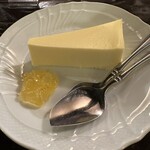 Akaneya Kohi Ten - チーズケーキ いよかんのまーまれーど添え