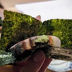 千葉たかおか - 真鯖の棒鮨。備長炭の爆ぜる音、炎、薫り、毎回見入ってしまいます。