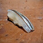 千葉たかおか - 大大大好きな細魚。軽く昆布〆、脱水され美味。体調が今一つで、シャリをごく小さくして頂きました。でも見事な美しい握りです。