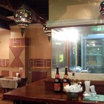 インディアンレストランミラ - タンドールの釜がガラス越しに見えます。