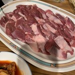 味の羊ヶ丘 - 新鮮な肩ロースともも肉♪影すみません…w