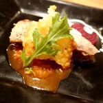 ウエストパパ - 天然鰤のステーキ・トマトソース、パリパリチーズとビーツ添え