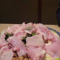 うずまき 十三総本山 - 鍋にもたっぷりのフグ。身が動いていました。