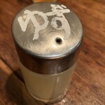 鶏そばヒバリ - これめっちゃ優秀な味変アイテム✨
      常に卓上にあるなんてなんてサービスいいの！✨