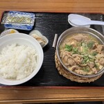 ささにしき食堂 - ホルモン煮込み定食