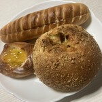 セスト - 時計回りにチーズカレーパン、ガッティ、バンビーナ